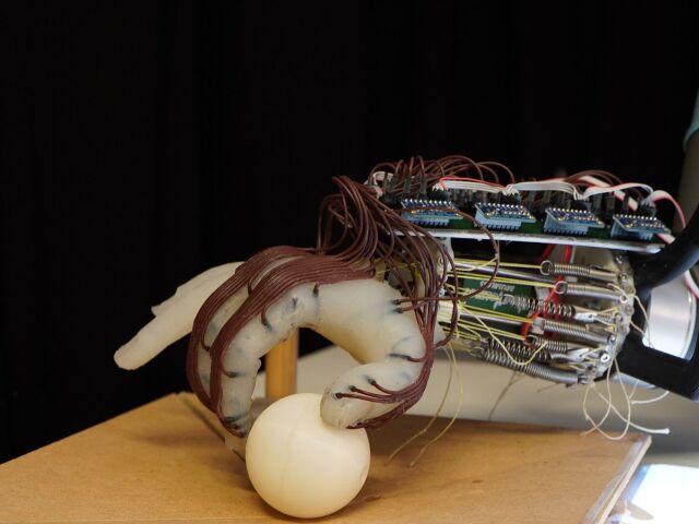 robotická ruka, Cambridgská univerzita,