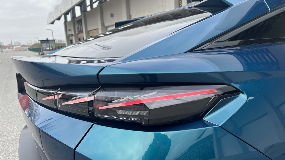 Peugeot 408 1.2 PureTech 130k EAT8 (2023)