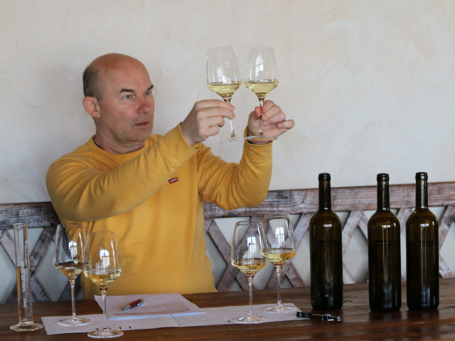Vinár Vladimír Mrva pri kupáži 3 Burgundov. Cuvée sa stalo šampiónom v Štrasburgu aj na Oenoforrum v ČR.