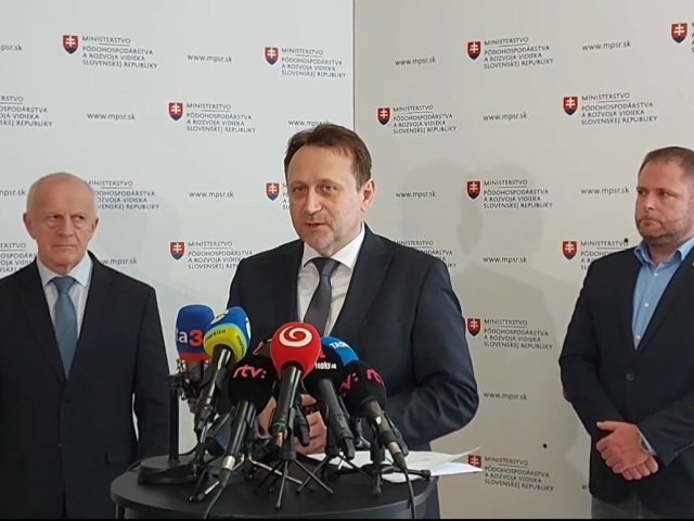 Minister pôdohospodárstva Samuel Vlčan a šéf potravinovej správy Jozef Bíreš.