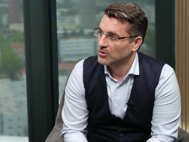 Pavel Škriniar, Ide o peniaze
