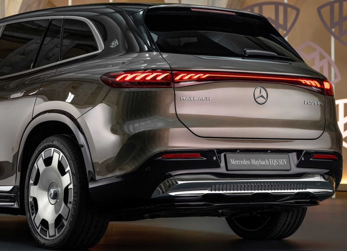 Mercedes-Maybach EQS SUV 6