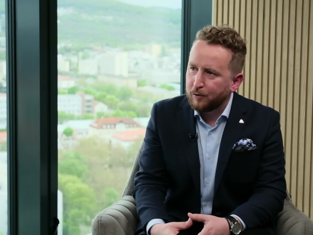 Martin Kontúr, Ide o peniaze