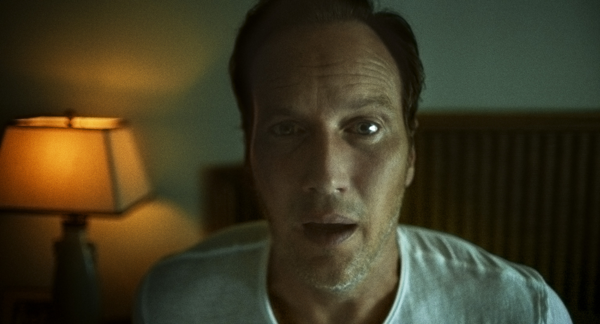 Patrick Wilson vo filme Insidious: Červené dvere.