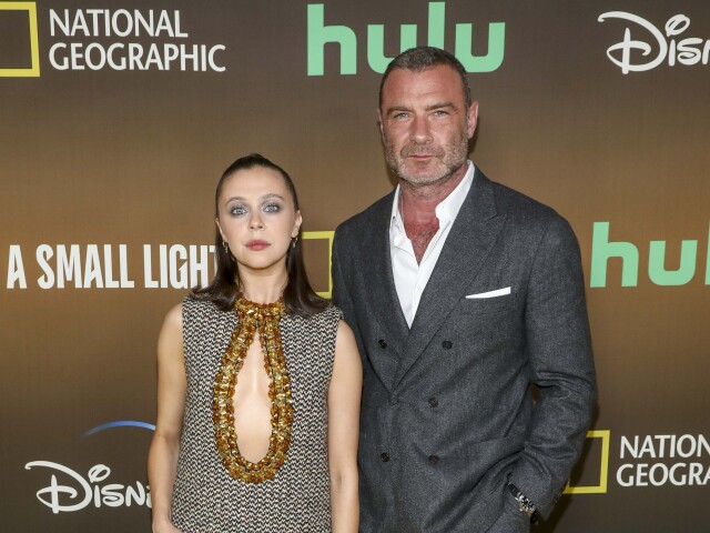 Bel Powley v kreácii Miu Miu a herec Liev Schreiber