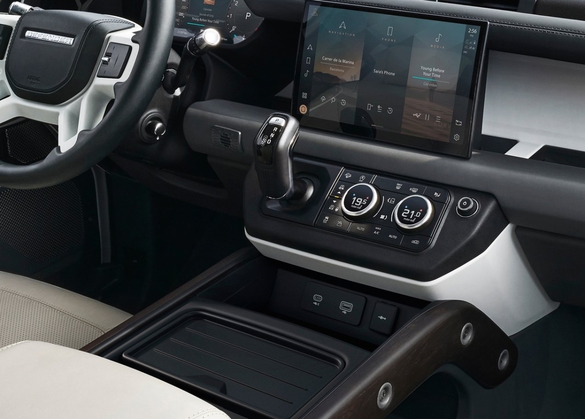 Land Rover Defender 130 12