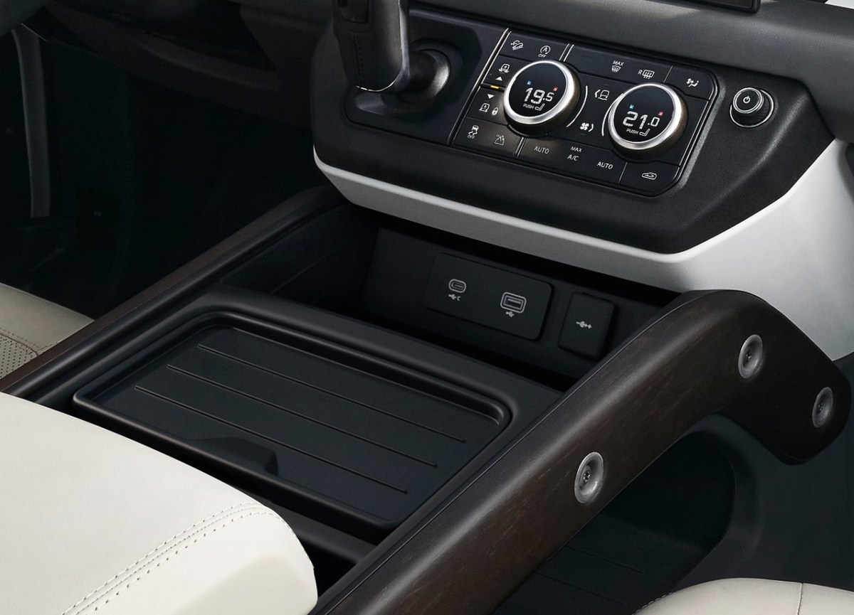 Land Rover Defender 130 13