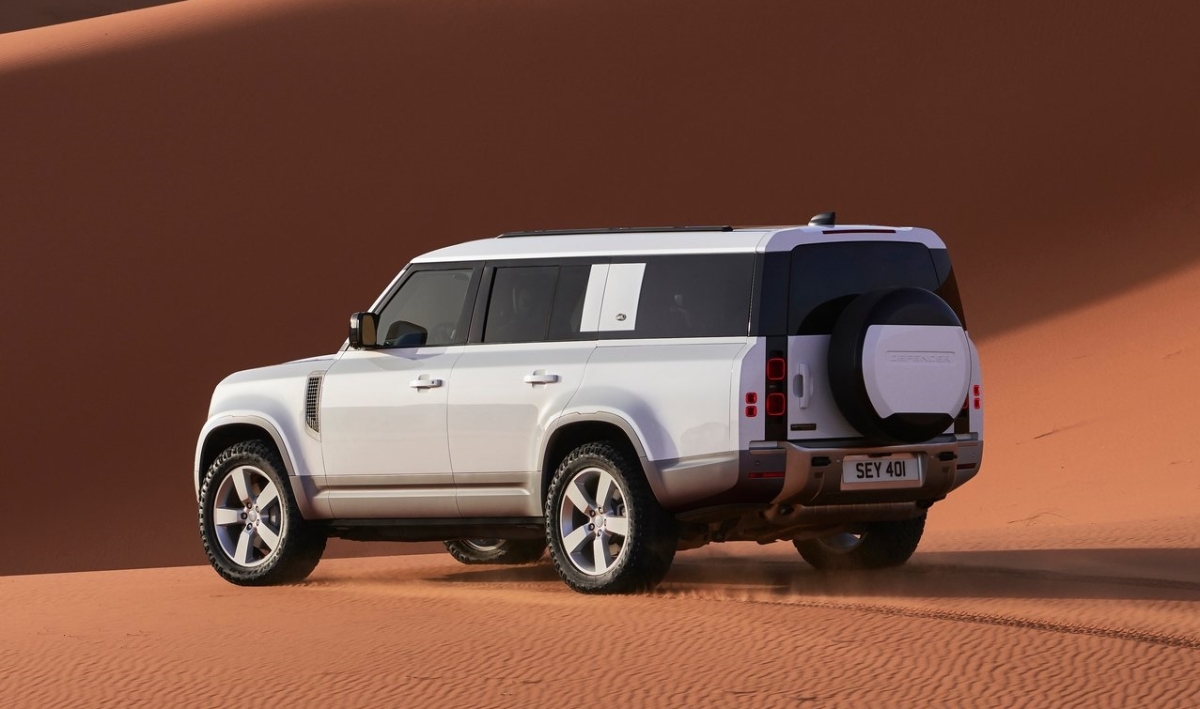 Land Rover Defender 130 4