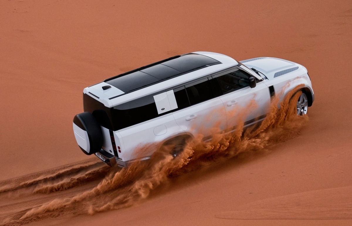 Land Rover Defender 130 7