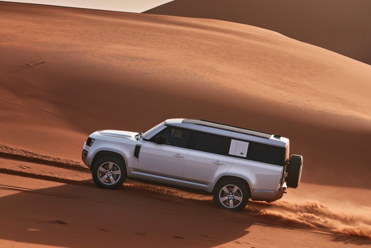 Land Rover Defender 130 8
