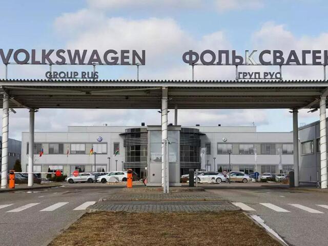 Volswagen odchádza z Ruska vo veľkom štýle, ponúka štedré odchodné a auto k nemu,