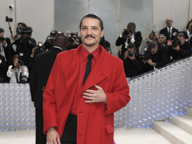Herec Pedro Pascal si obliekol model z dielne Valentino.