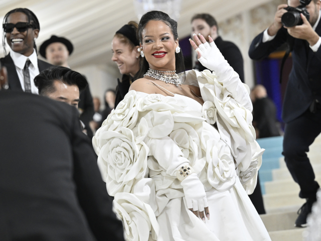 Speváčka Rihanna v kreácii Valentino Haute Couture. 