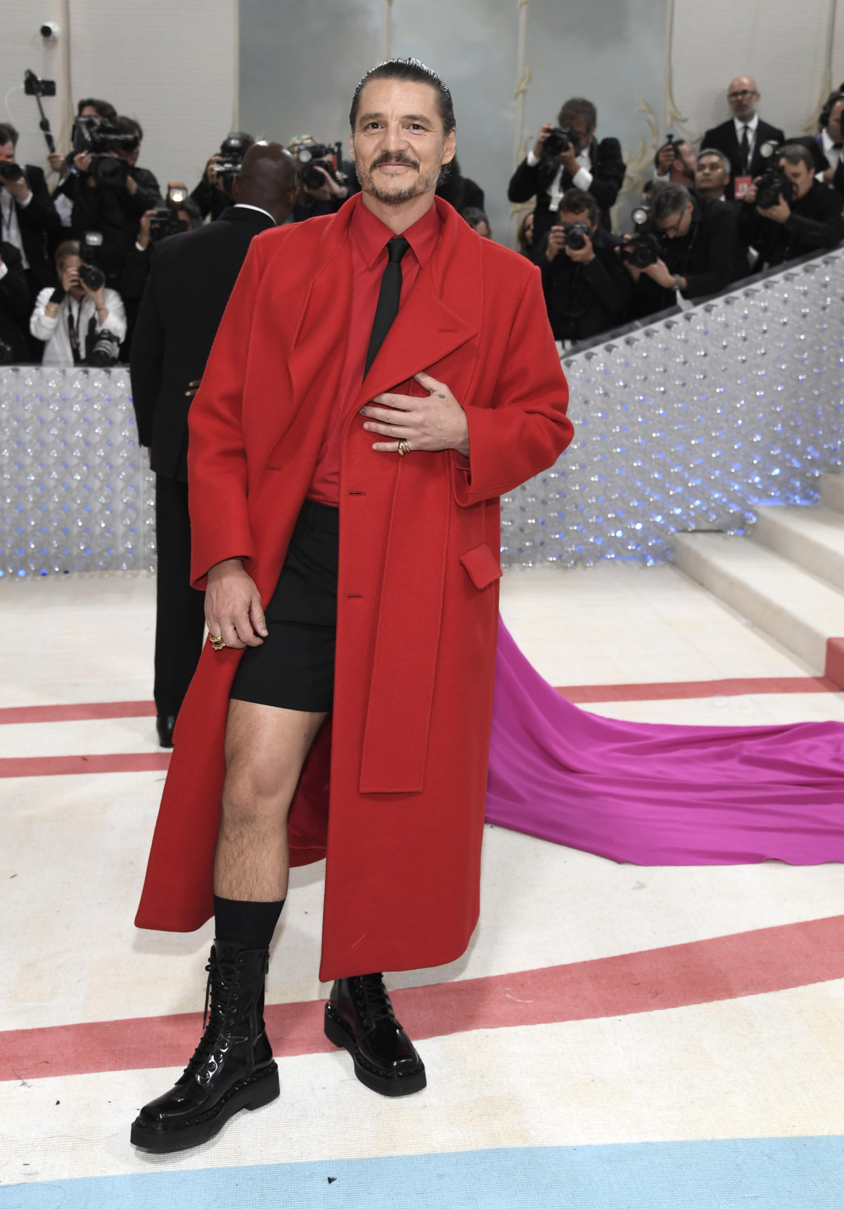 Herec Pedro Pascal si obliekol model z dielne Valentino.