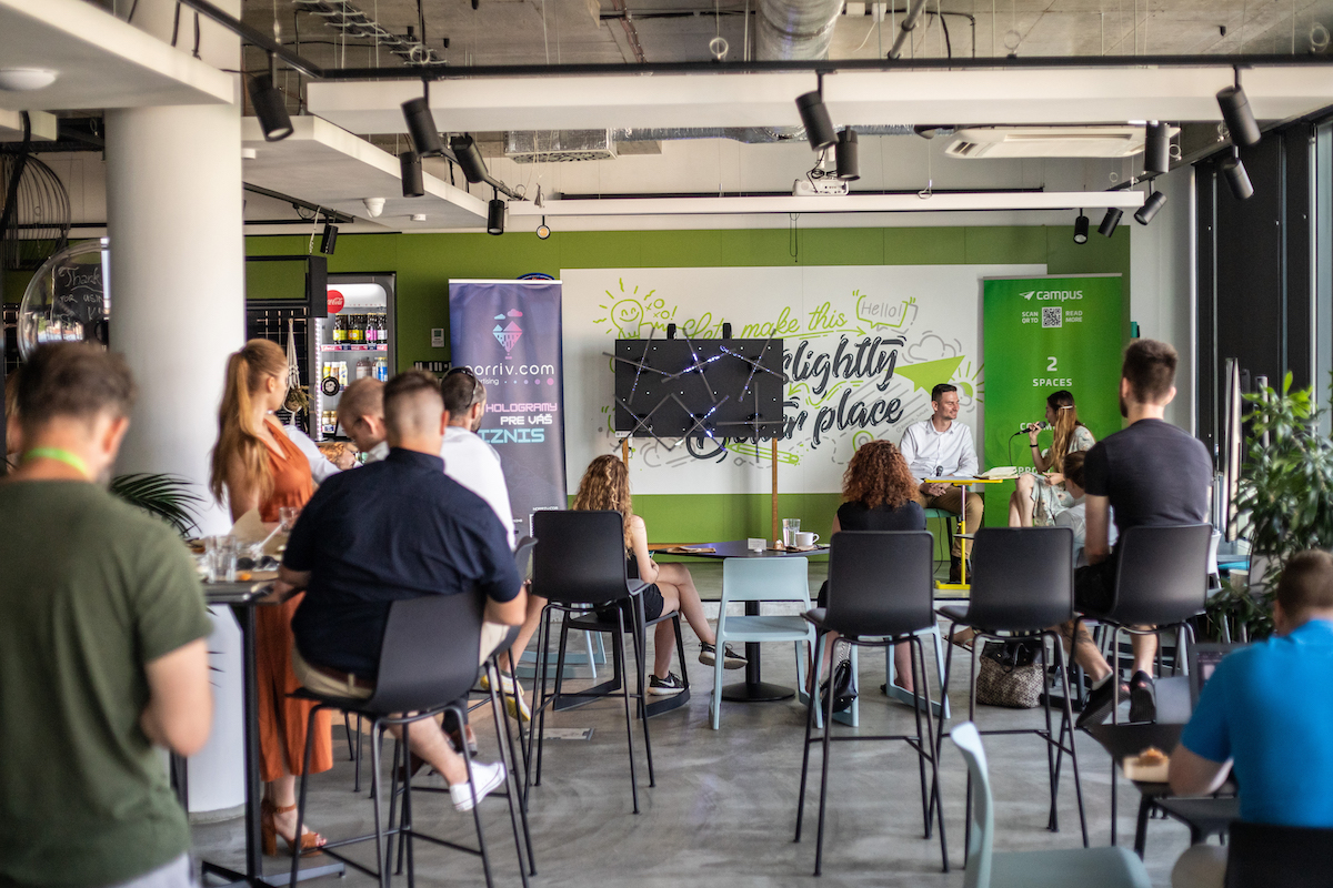 Coworkingové priestory budujú komunitu aj pomocou mentoringových programov a rozličných aktivít.