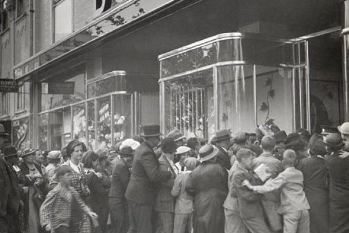 Nával pri otvorení obchodného domu Brouk a Babka v roku 1936.