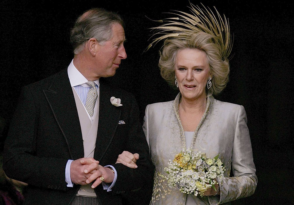 2005: Osem rokov po Dianinej smrti sa Charles a Camilla zosobášili na civilnom obrade vo Windsorskej radnici.