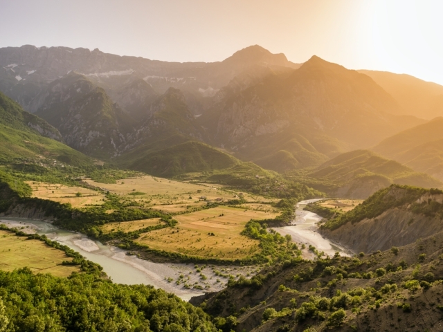 rieka, Vjosa, hory, meander, príroda, Albánsko, turistika, turisti, cestovanie,