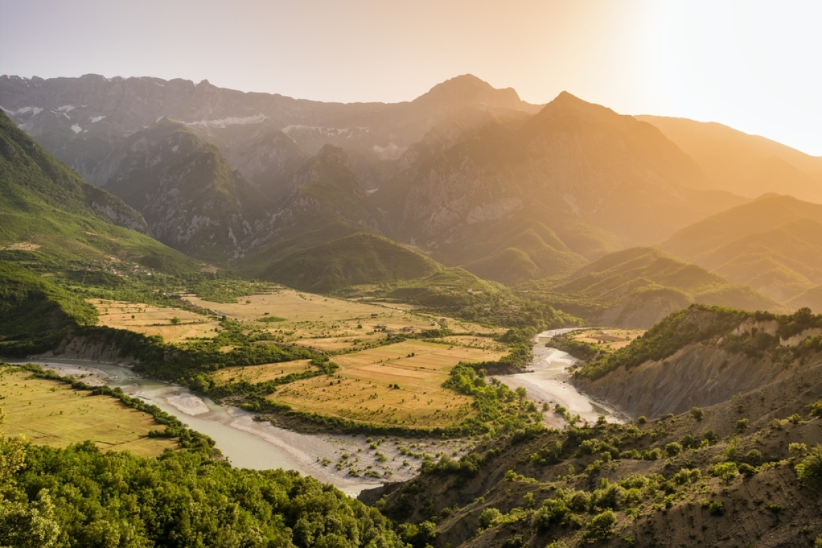 rieka, Vjosa, hory, meander, príroda, Albánsko, turistika, turisti, cestovanie,