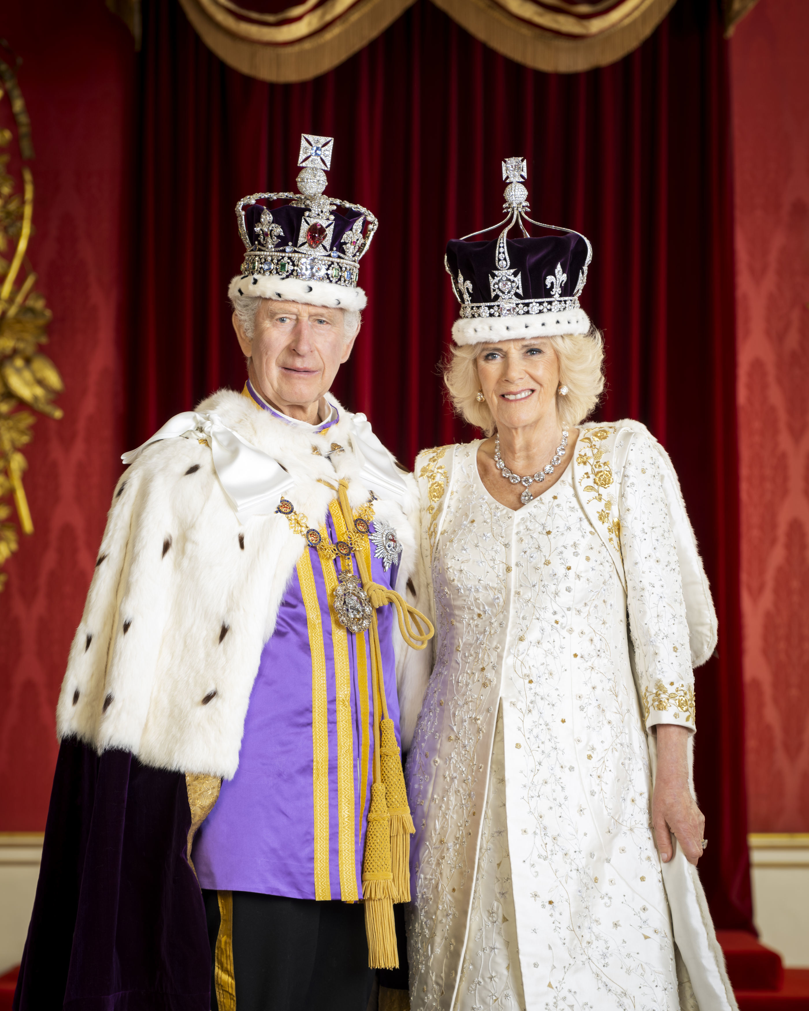 Britský kráľ Karol III. a kráľovná Camilla na oficiálnom portréte.