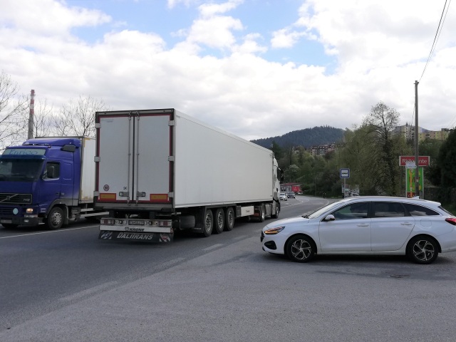 Ružomberok, Černová, hlavný ťah, autá