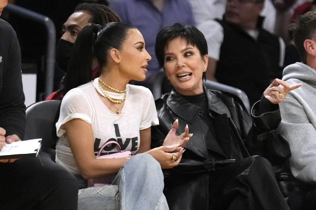 Kim Kardashian (vľavo) so svojou mamou Kris Jenner