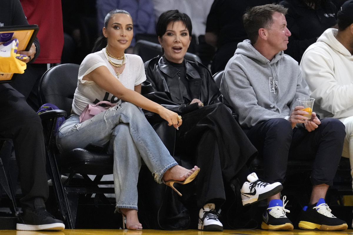 Kim Kardashian (vľavo) so svojou mamou Kris Jennerovou