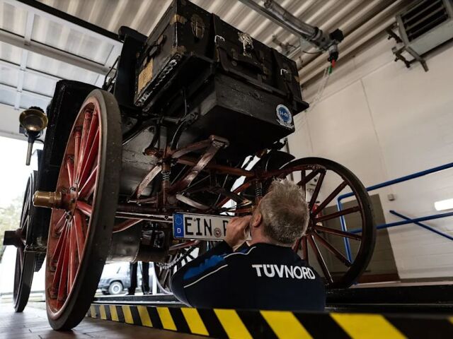 Benz Victoria - 130 ročné auto na STK