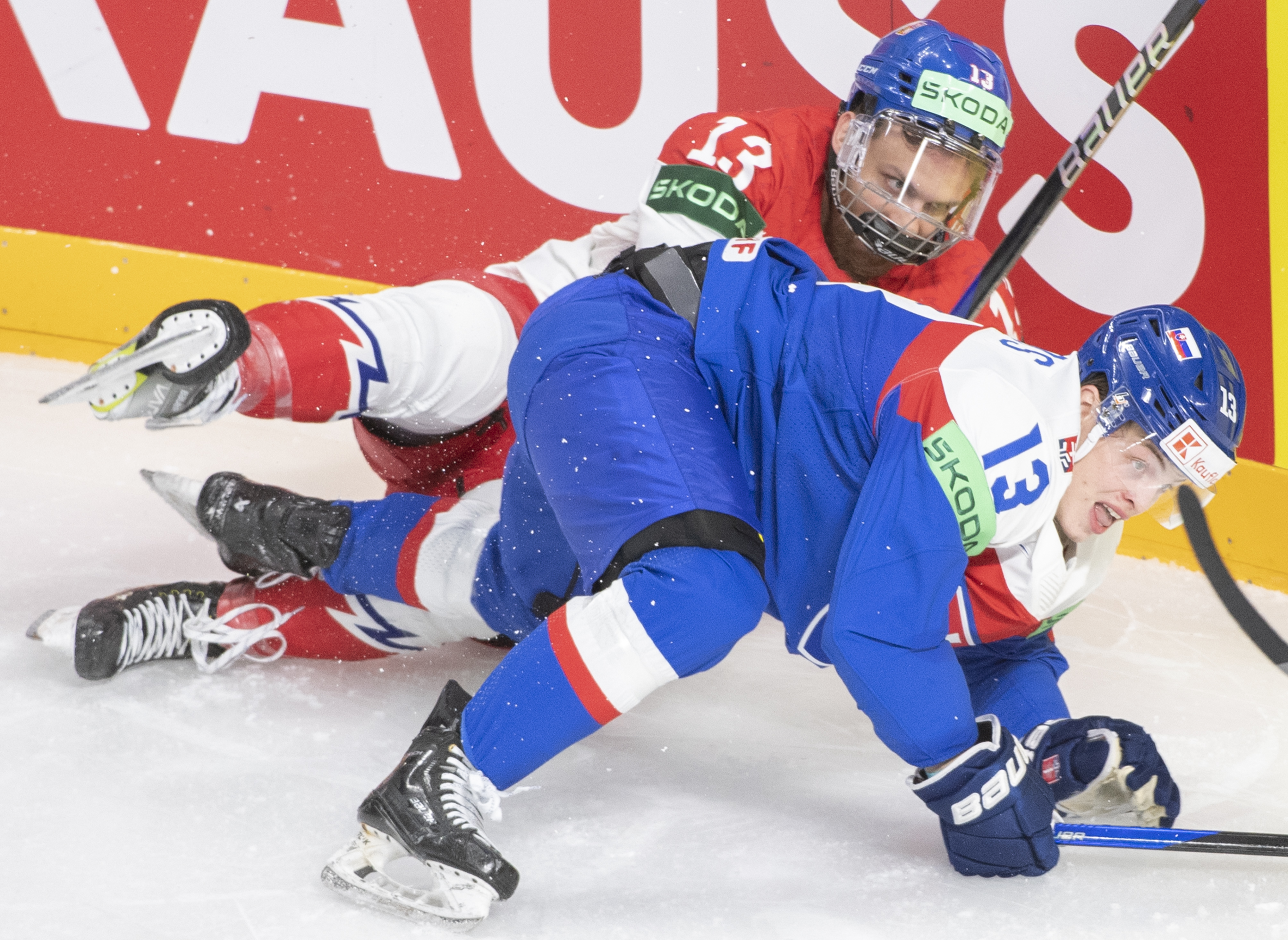 František Gajdoš (Slovensko) a Jiří Smejkal (Česko) bojujú pri mantineli v derby zápase základnej B-skupiny Slovensko - Česko na MS 2023.