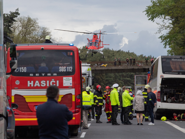 SR nehoda diaľnica D2 kamión autobus BAX