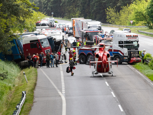 SR nehoda diaľnica D2 kamión autobus BAX