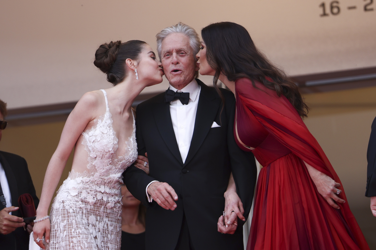 Michael Douglas v sprievode manželky Catherine Zeta-Jonesovej a dcéry Carys Zeta Douglasovej 