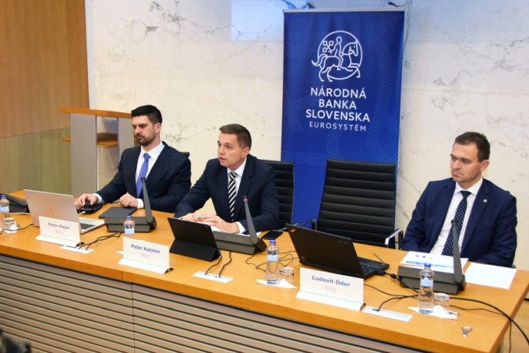 Peter Majer bol hovorcom Národnej banky Slovenska. Na fotografii je (zľava) Peter Majer, guvernér NBS Peter Kažimír a viceguvernér NBS Ľudovít Ódor.