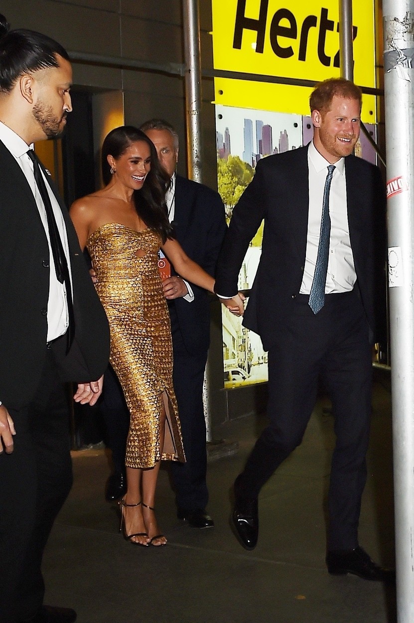 Princ Harry a jeho manželka Meghan Markle odchádzajú z vyhlásenia cien The Ms. Foundation Women of Vision Awards v New Yorku.