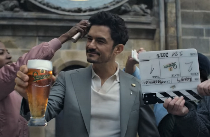 Hollywoodsky herec Orlando Bloom v reklame na pivo Staropramen.