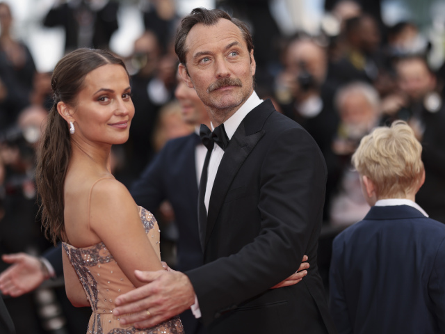 Herečka Alicia Vikander a jej kolega Jude Law.