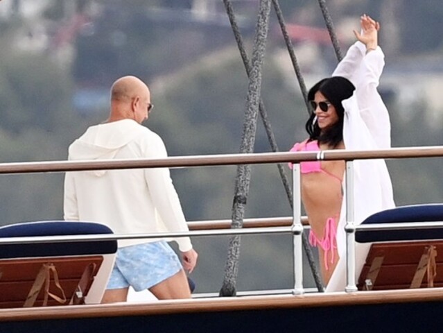 Jeff Bezos a jeho snúbenica Lauren Sanchez