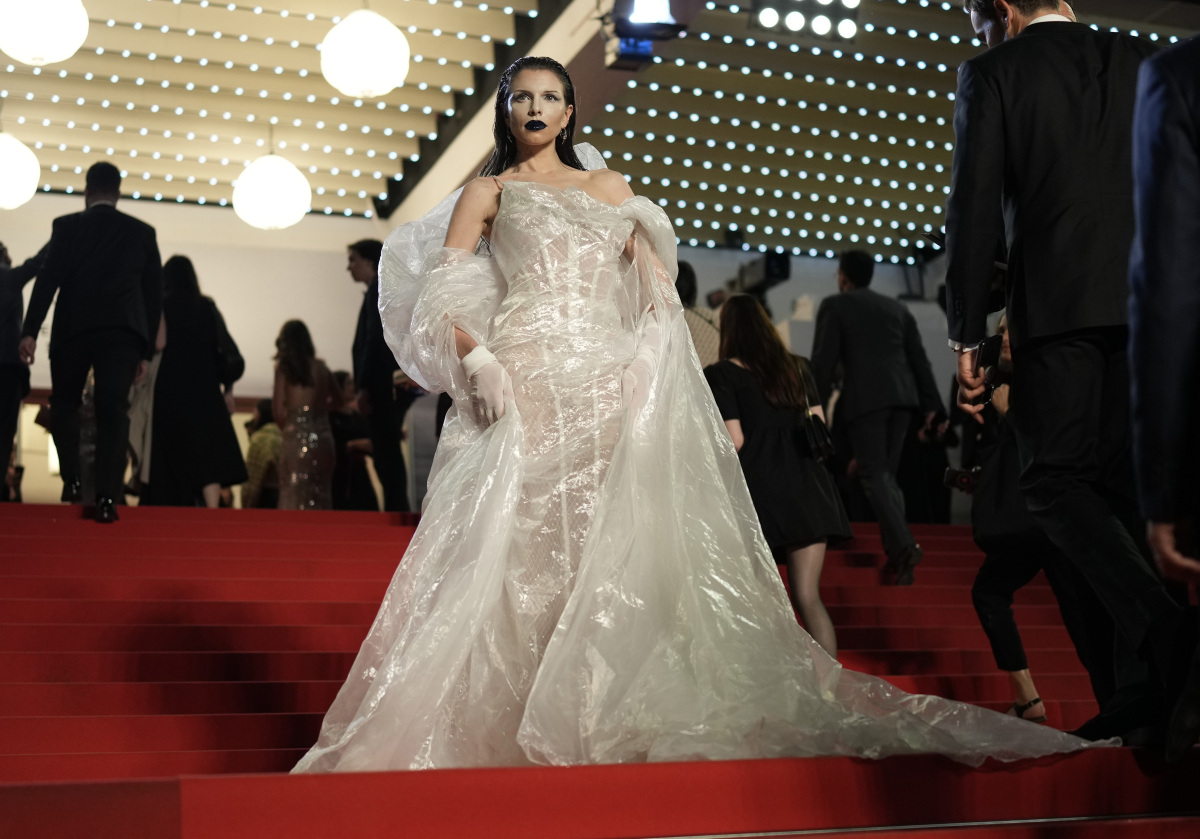 Herečka a modelka Julia Fox na premiére seriálu The Idol.