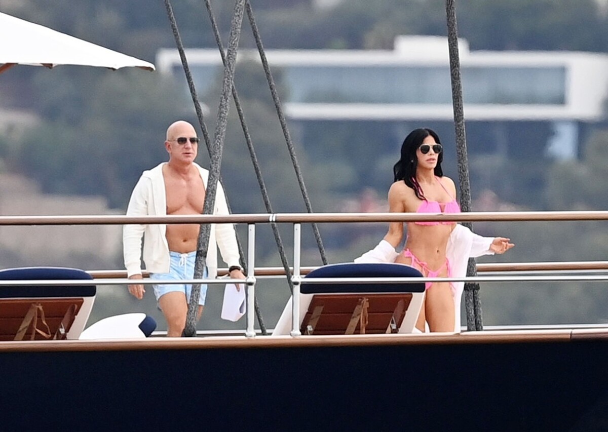 Miliardár Jeff Bezos a jeho snúbenica Lauren Sanchez