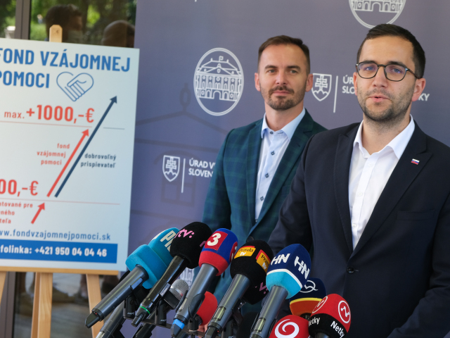 Politikom chcú siahnuť na platy. Poslanci, ministri aj prezident by mohli prísť o polovicu príjmov