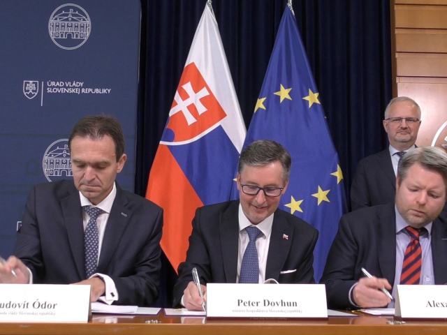 SR vláda Winkelmann podpis zmluva investícia BAX