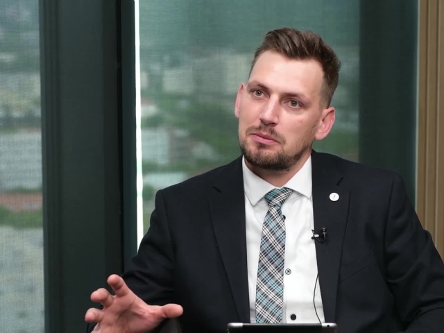 Matej Dobiš, Ide o peniaze