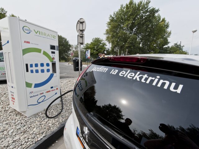 SR Slovensko Bratislava Petržalka stanica elektromobily BAX