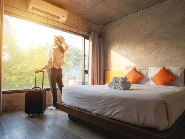 hotel, cestovanie, posteľ, turista, turistika, turistka, cestovateľka, ubytovanie, dovolenka, izba, kufor, batožina, klimatizácia, výhľad, okno,