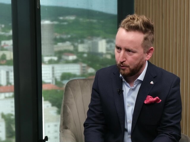 Martin Kontúr, Ide o peniaze