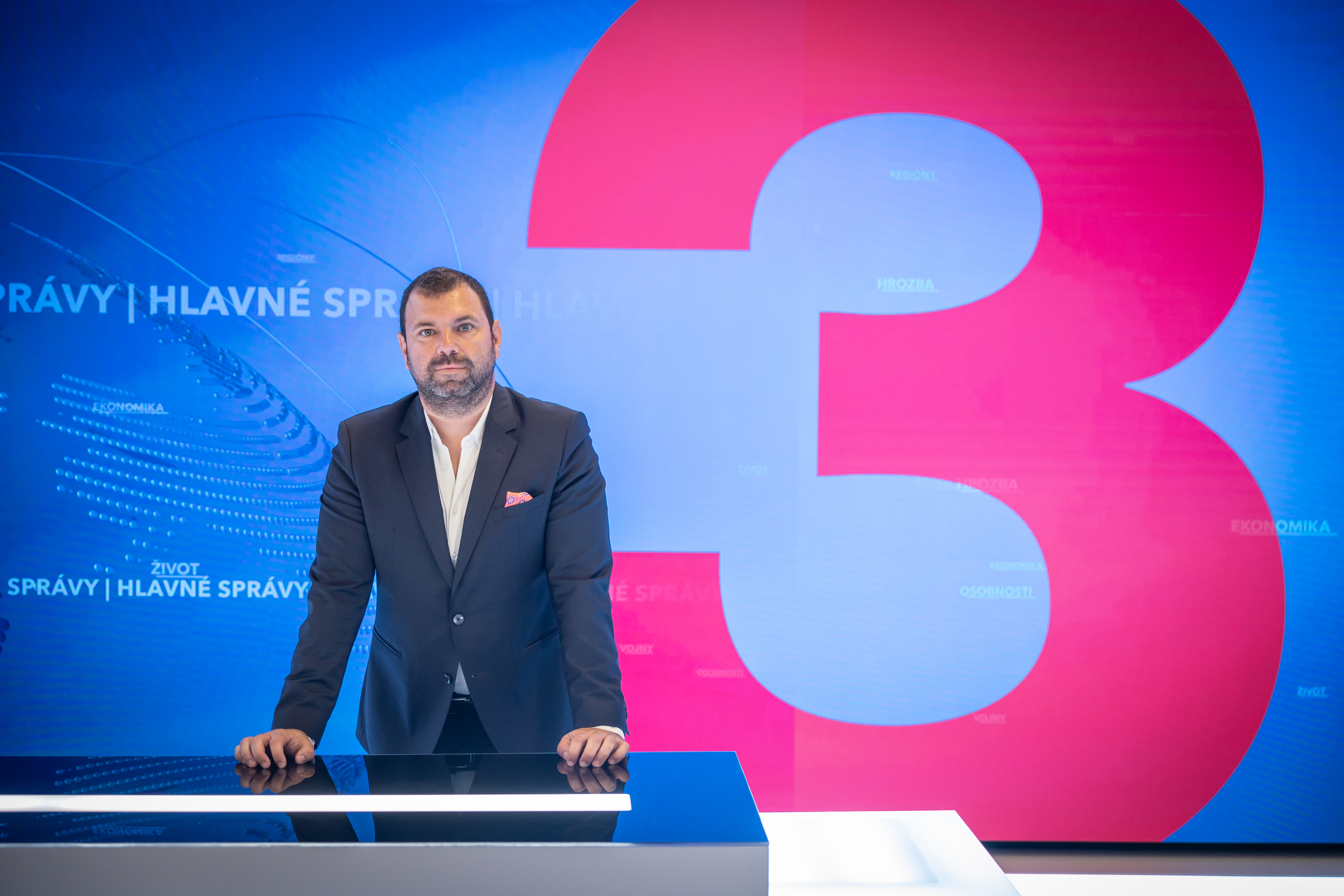 Generálny riaditeľ Televízie ta3 Ján Svoboda v nových priestoroch spravodajskej televízie pred LED stenou.