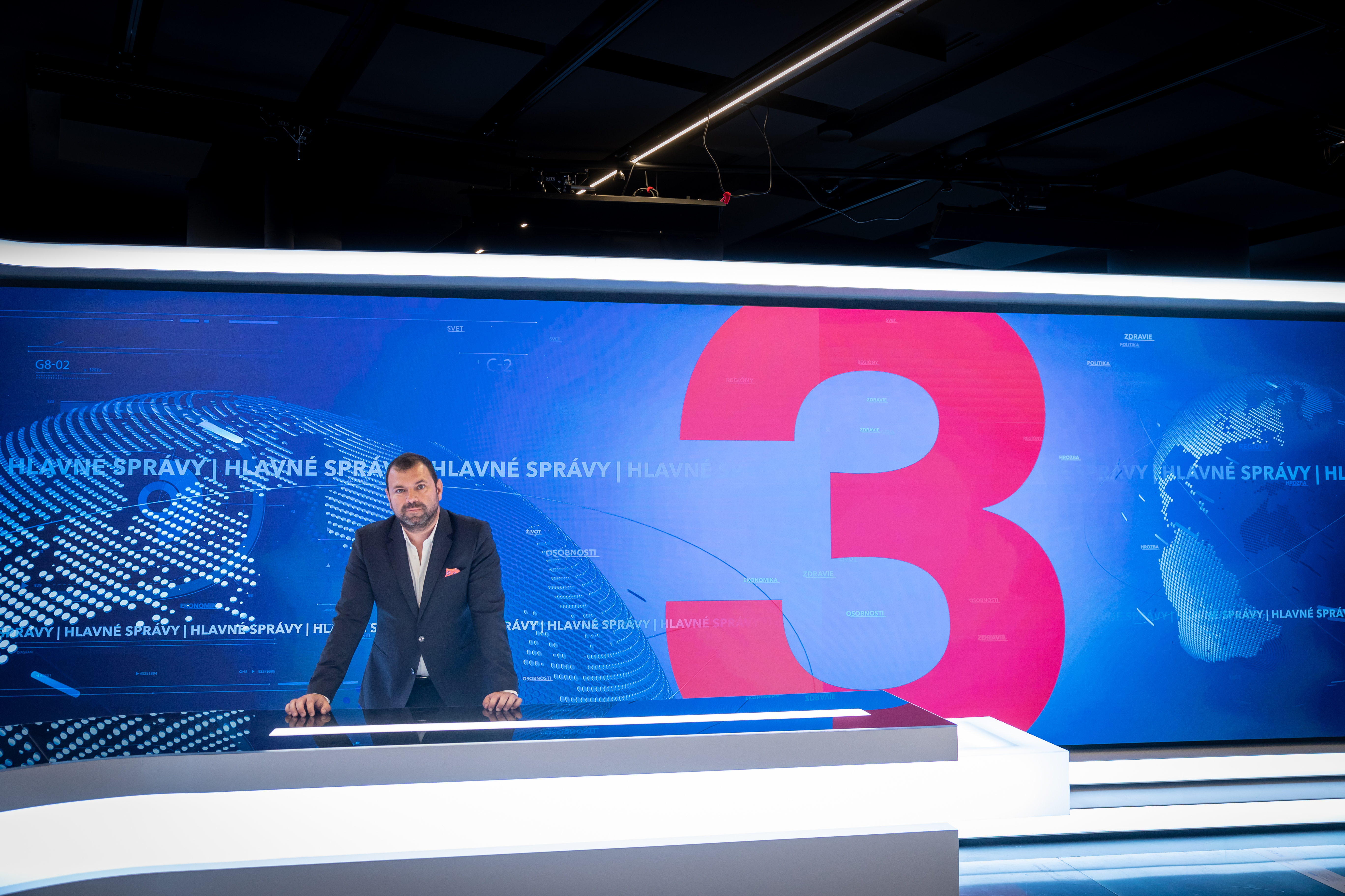 Generálny riaditeľ Televízie ta3 Ján Svoboda v nových priestoroch spravodajskej televízie pred LED stenou.