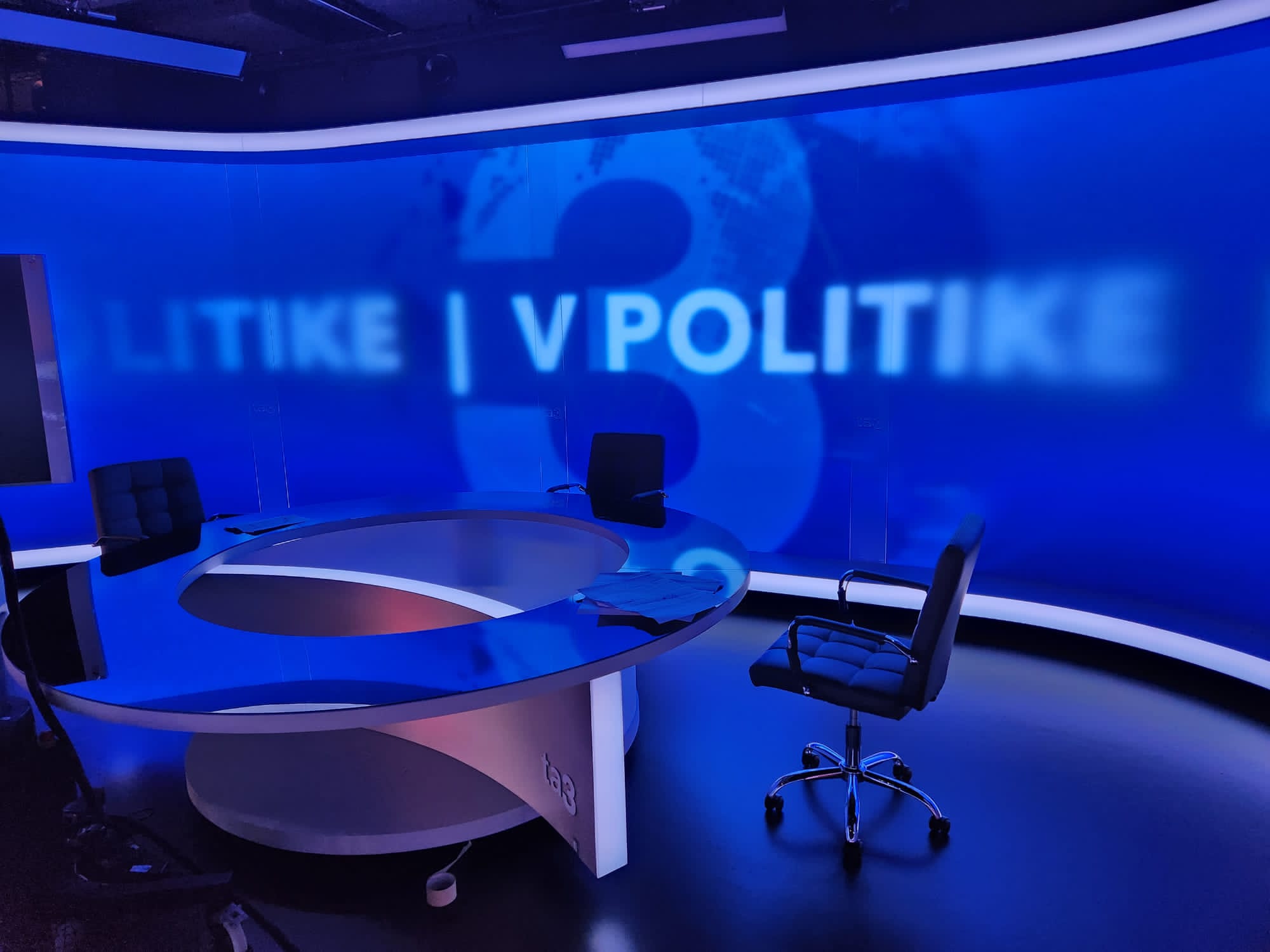 Televízia ta3 sa presťahovala do nových priestorov. Relácia V politike sa vysiela z nového štúdia s nových vizuálom.