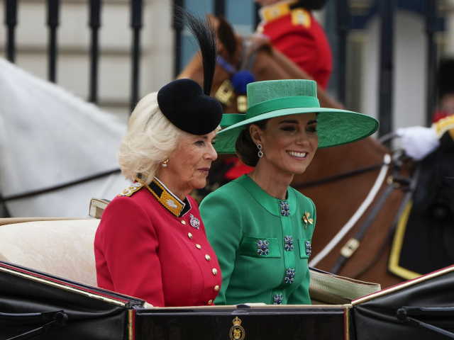 Camilla, kráľovná manželka (vľavo) a princezná Kate z Walesu 