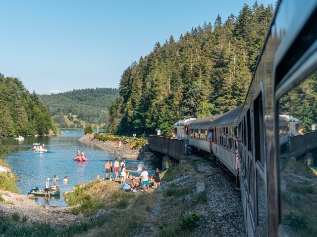 Vyberte sa vlakom k vodnym plocham v Slovenskom raji ci na turistiku